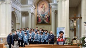 Students and St Carlo Acutis relic