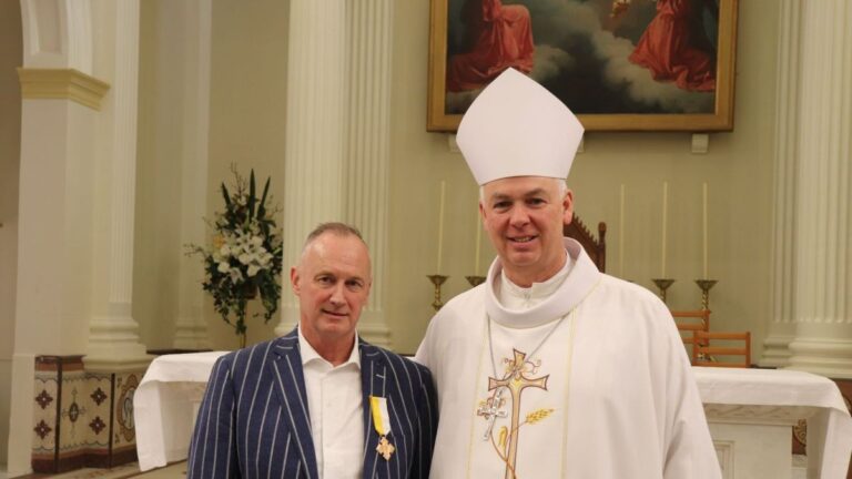 Papal award for Simon Manning